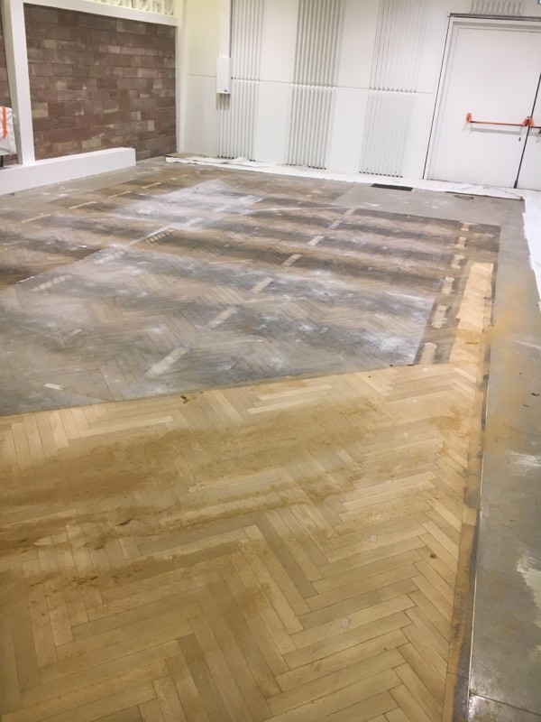 Rénover un parquet dans un lieu de culte