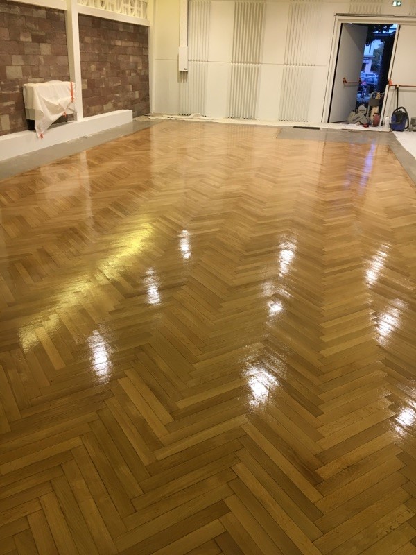 Rénover un parquet dans un lieu de culte