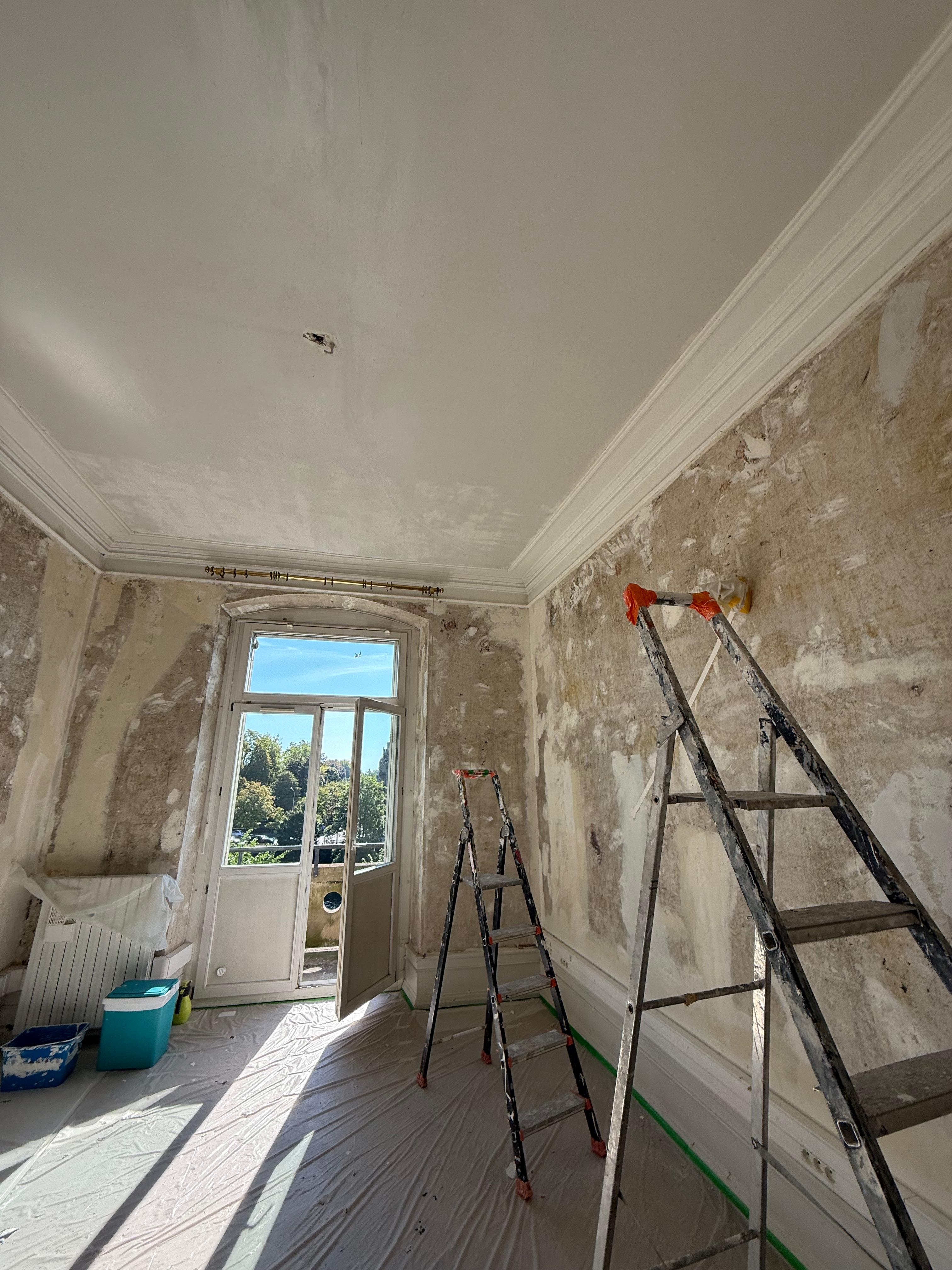 Rénovation de peinture intérieure : redonner tout son éclat à une pièce de caractère