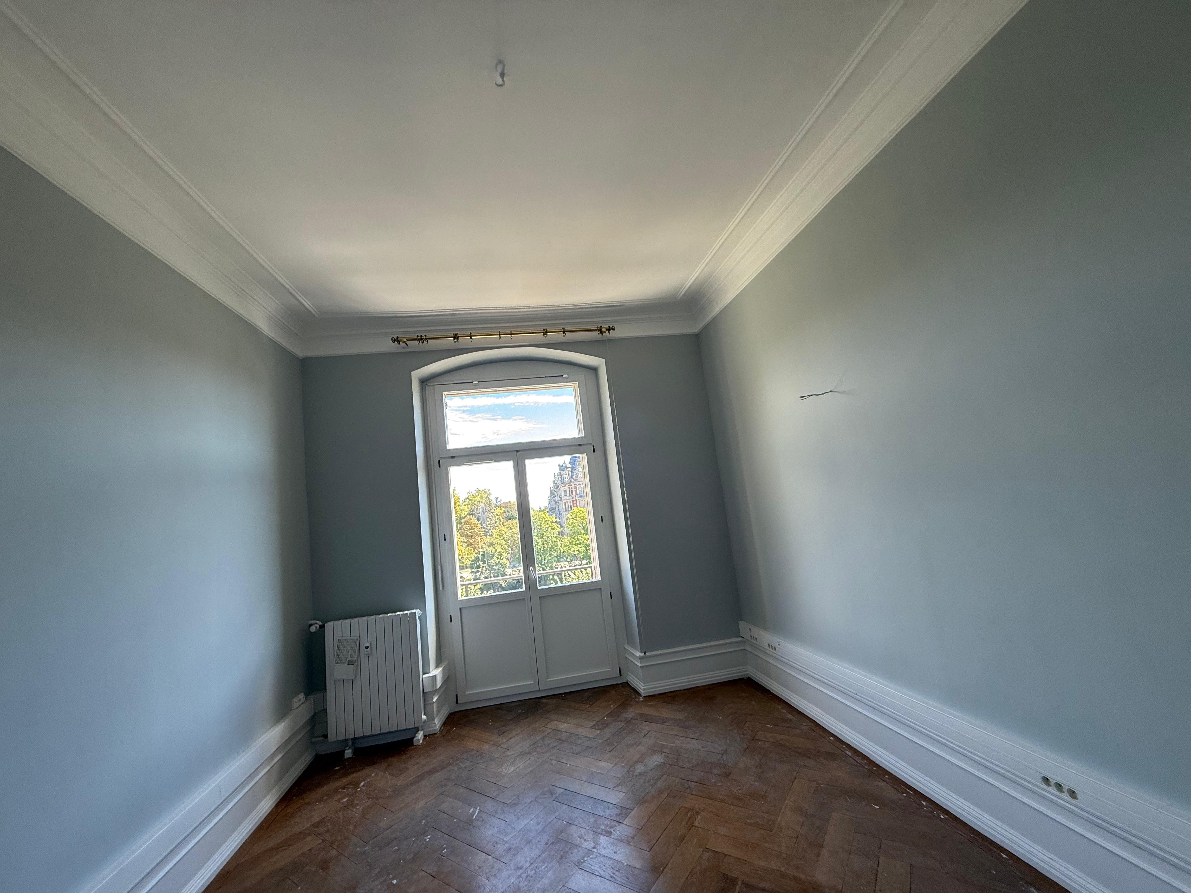 Rénovation de peinture intérieure : redonner tout son éclat à une pièce de caractère